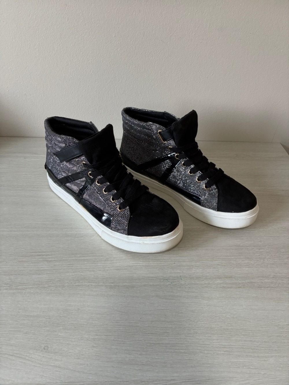 JUICY COUTURE CHESTER HIGH TOP FASHION SNEAKERS BLACK AND SILVER SIZE 9 M